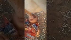 Маленький малыш пьет молоко из коровы