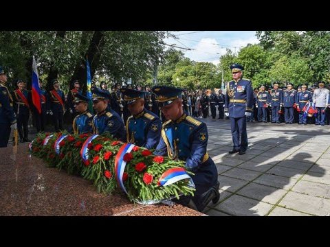 Военнослужащие возложили цветы к монументу ВДВ на Суворовской площади в Москве
