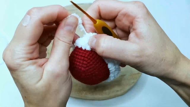 III часть. Мастер класс по вязанию Деда Мороза крючком. Головной убор. Сборка и оформление.
