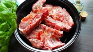 Стейк из свинины на кости на мангале