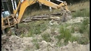 экскаватор погрузчик caterpillar  в работе