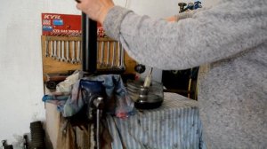 Как разобрать однотрубный амортизатор неразборной конструкции. Ягуар. Крепление снизу, РОГАТКА.