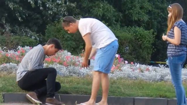 Социальный Эксперимент - Человеку плохо смотреть онлайн