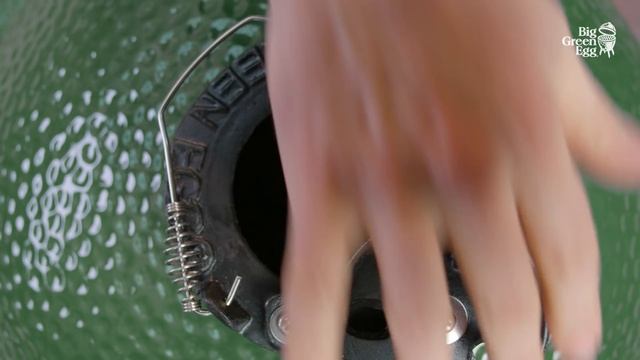 Big Green Egg Instructions - Lighting and putting out the EGG смотреть онлайн