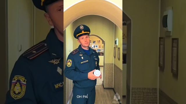 Стоит недорого, работает от батареек, при задымлении издаёт громкий звук