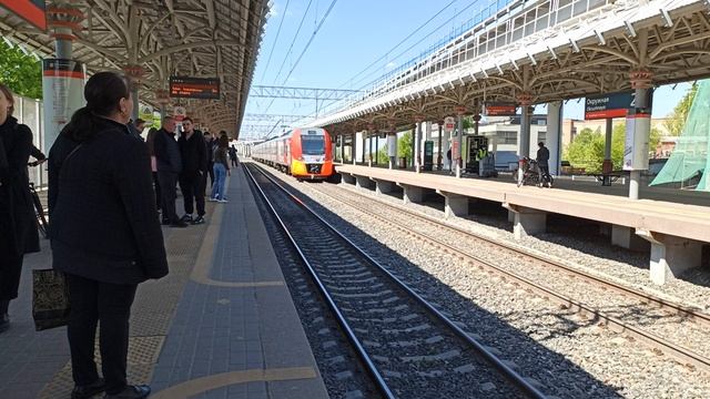МЦК Москва станция Окружная прибывает и отправляется электропоезд ЭС2Г Ласточка