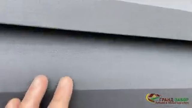 Забор жалюзи GRANDLINE на белом каркасе с откатными воротами. Обзор готового объекта.