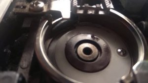 Źle ustawiony chwytacz w maszynie Singer 7462