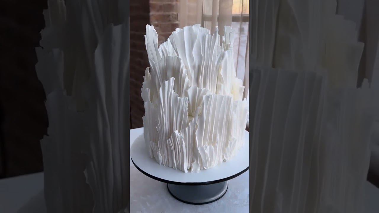 Фантазийный свадебный торт, как из сказки. Заказали бы себе такой? #shorts #свадебныйторт смотреть онлайн