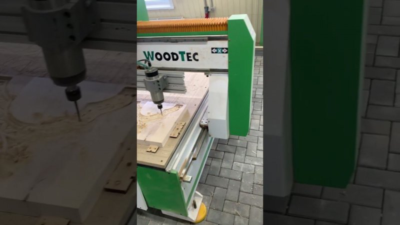 Двухшпиндельный чпу woodtec в цехе 3d деревообработки выполняет техзадание технолога ООО СТАНКИ