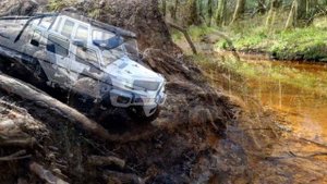 TRAXXAS Trx-6 Mercedes UNDERWATER & MUDDING ROCK CRAWLING 6x6 Off Road Crawling Action