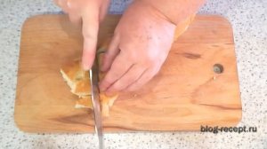 Рецепт вкуснейшего чесночного батона с сыром и пряностями