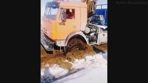 Эти парни умеют ездить по Бездорожью на советских Грузовиках КАМАЗ.
