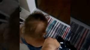 Смешное видео, где маленькая девочка Кира уходит из дома