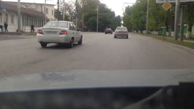 Дебил на Range Rover проехал на красный свет смотреть онлайн