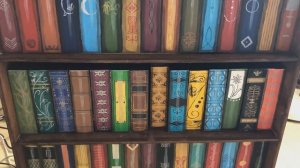 Книжные полки с двигающимися книгами