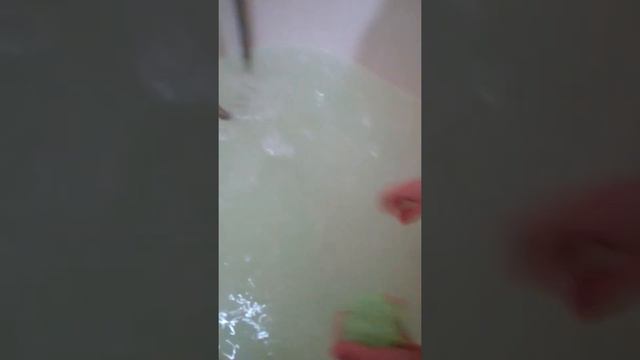 Кидаем бомбочку в ванну смотреть онлайн