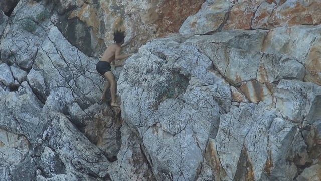 Прыжок со скалы в море Щучкой Cliff Diving Jumping into the sea head down