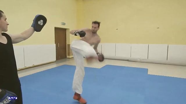 Отработка ударов на лапах и макиварах.