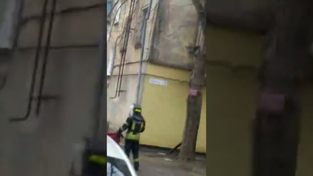 ГЛУПЫЕ МЧС СНИМАЮТ КОТА С ДЕРЕВА. С ПОМОЩЬЮ ГИДРАНТА, 18+ КРИВОЙ РОГ, КРЭС смотреть онлайн