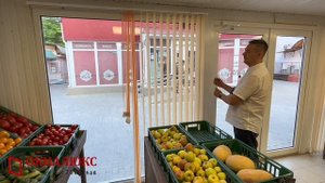 Вертикальные жалюзи с разной длиной ламелий в овощном павильоне