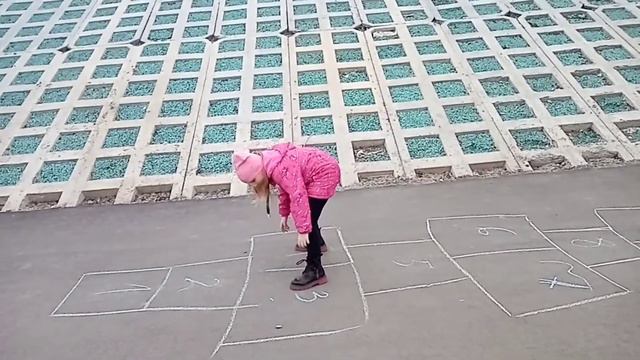 Играю в классики с родителями 👨👩👧! Дворовые игры #Классики#Активныйотдых#Семья#Курган#Набережная#