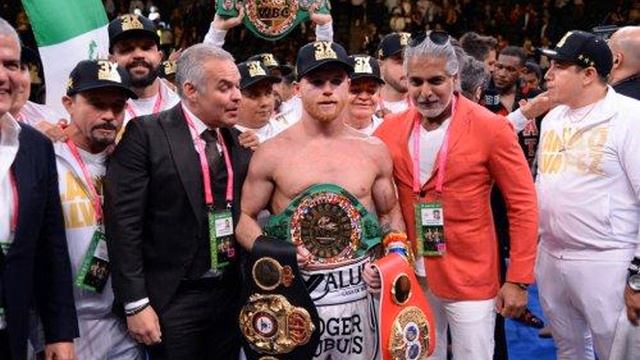 Мексиканский боксер Альварес объединил три титула чемпиона мира