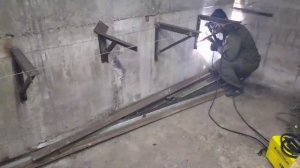 Рабочая зона в гараже из хлама. Work table out of trash