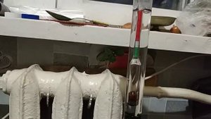 Замер плотности и напряжение АКБ с водой  после зарядки