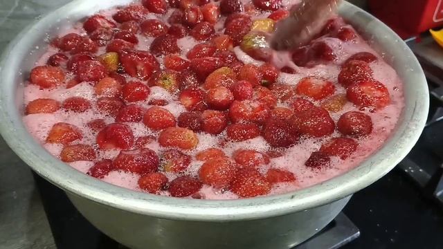 Варенье из клубники 5 минутка.Вкусное,быстрое и красивое с целыми ягодками.Смотри рецепт,ставь лайк
