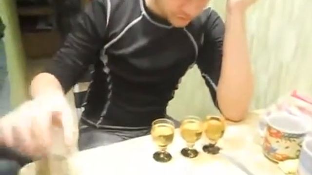 Пьяный за столом! смотреть онлайн