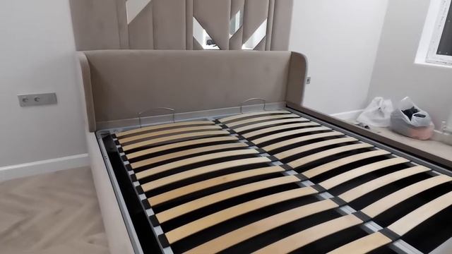 Мягкие стеновые панели, зеркала и кровать. смотреть онлайн