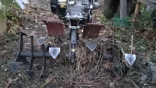 обзор работы мотоблока Ока 9л.с по целине, поросшей бурьяном, фрезами гусиные лапки.