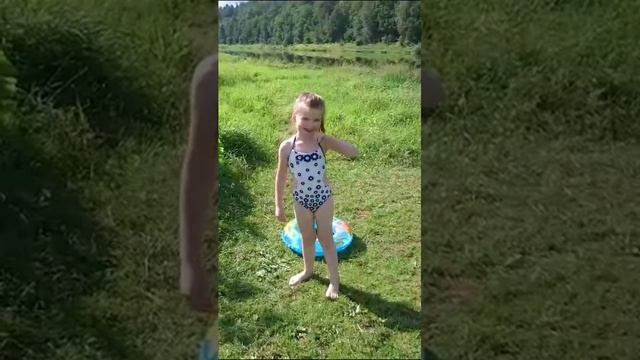 Это я в 5 лет пытаюсь прочитать кусочек из Сказки о Царе Салтане и не прогнать мух ?????????????