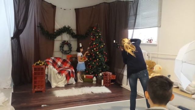 С днем фотографа. Лера с сестрой и братом на новогодней фотосессии смотреть онлайн