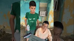 Millonario le regala un libro lleno de dolares a este niño.