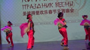Китайский танец с веерами