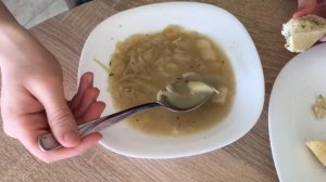 ? Eating onion soup / Hagymaleves evés / луковый суп / حساء البصل / 葱汤 / Zwiebelsuppe ?