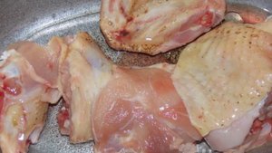 Домашний цыпленок с морковью и луком в утятнице