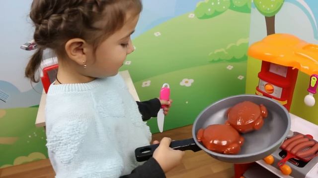 КУХНЯ Готовим вместе обед из игрушечных продуктов. Эмилюша повар. Детская кухня смотреть онлайн