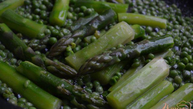 Салат со спаржей и кусочками грейпфрута