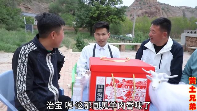 朋友请客直接扛来一只整羊，铁锅炖羊软烂脱骨，陕北人大口吃肉吃美了！【黄土兄弟】