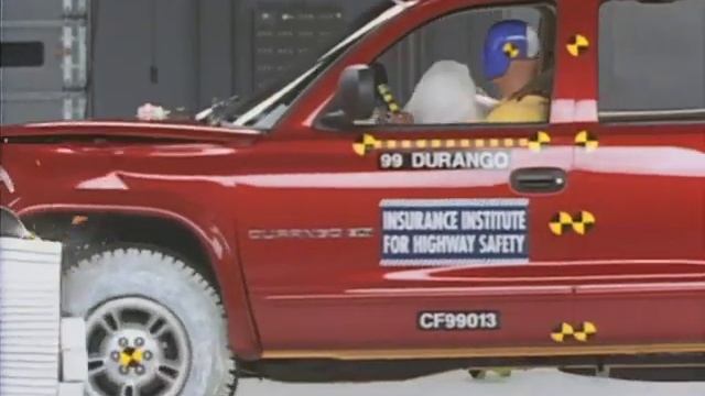 1999 Dodge Durango moderate overlap IIHS crash test смотреть онлайн