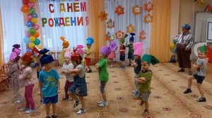 Танец  "Детки -   конфетки" средняя  группа