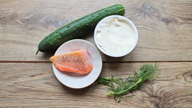 Рулетики из огурца с творожным сыром и красной рыбой