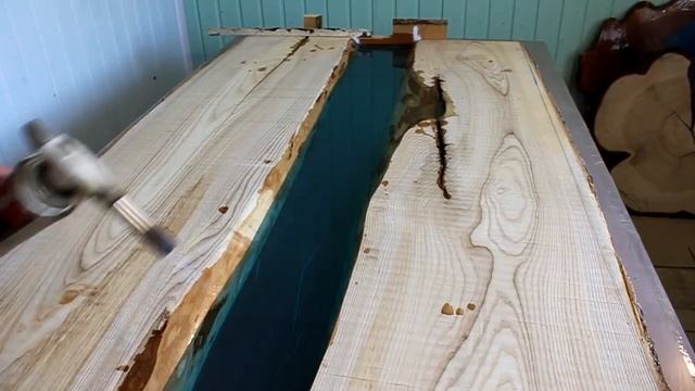 Стол из эпоксидной смолы БЕЗ ОПАЛУБКИ: как сделать проще и быстрее. КОРОТКОЕ ВИДЕО