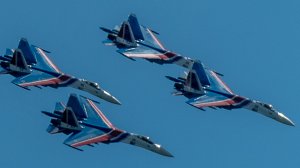Оренбург. Воздушное шоу пилотажной группы «Русские витязи».