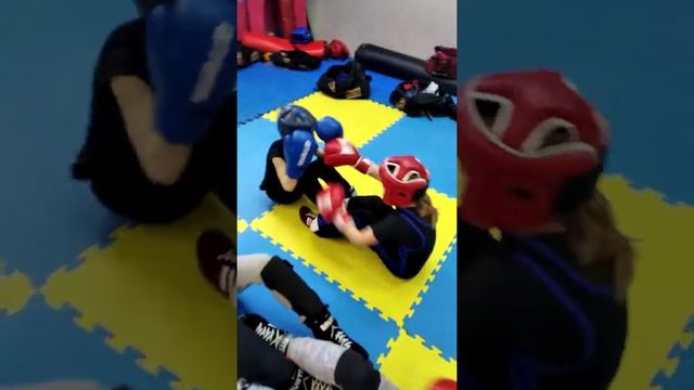 Кто лучше всех качает пресс с ударами в голову, на тренировке по савату? ??? смотреть онлайн