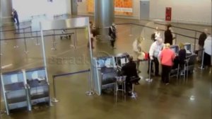 11-няя  девочка в аэропорту Внуково. Москва - Питер. жесть видеокамеры засняли