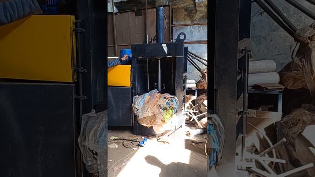 100 KG Bales in 40 ton Baling Machine, Greenautics Solution, Ahmedabad, Gujarat, India смотреть онлайн